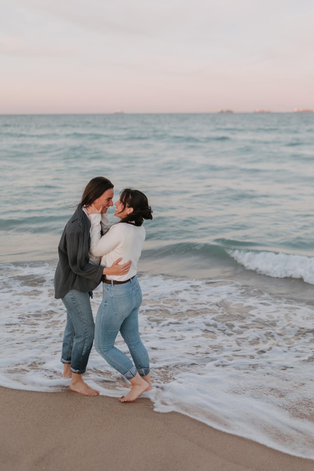 Las novias se abrazan junto al mar
